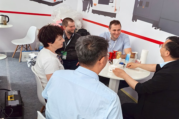 热烈庆祝山东万利高速金属切割圆锯机出口西班牙